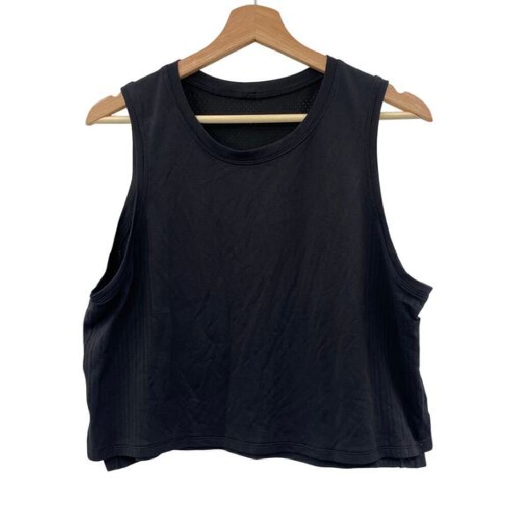 🛍️ Lululemon black cropped perforated tank